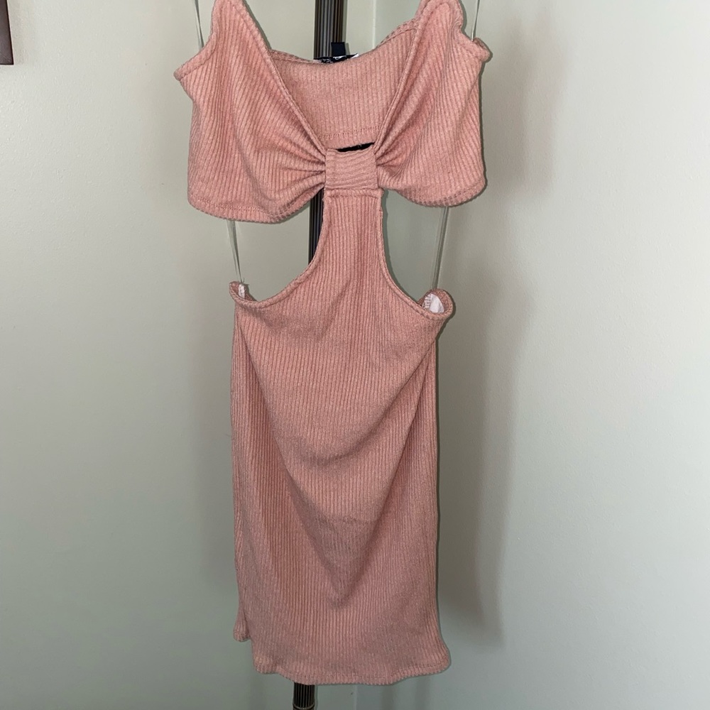 Fashion Nova Size Small Peach cutout dress !